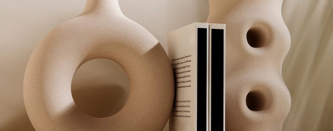 Objets décoratifs organiques en céramique dans un intérieur contemporain à Montréal