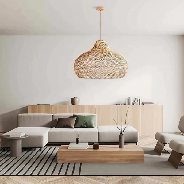Salon moderne avec mobilier en bois et un grand luminaire suspendu, illustrant les tendances déco 2025.